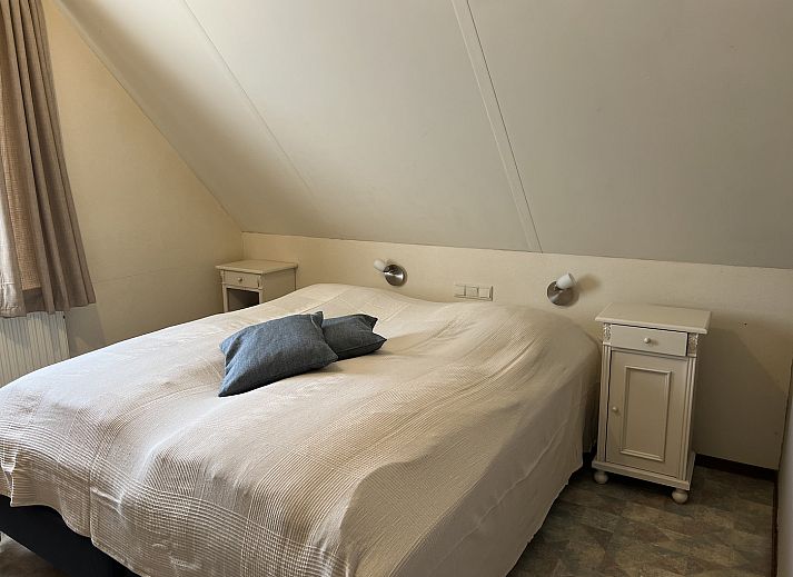 Koetshuis 3 in De Koog, Texel with spacious garden and surrounding nature for a relaxing vacation.