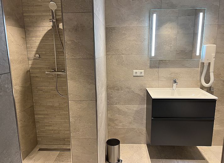 Moderne keuken in 't Stulpje vakantiehuis De Koog Texel met keukenapparatuur.