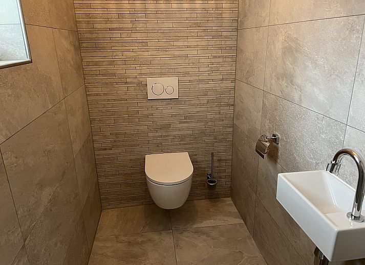 Moderne keuken in 't Stulpje vakantiehuis De Koog Texel met keukenapparatuur.