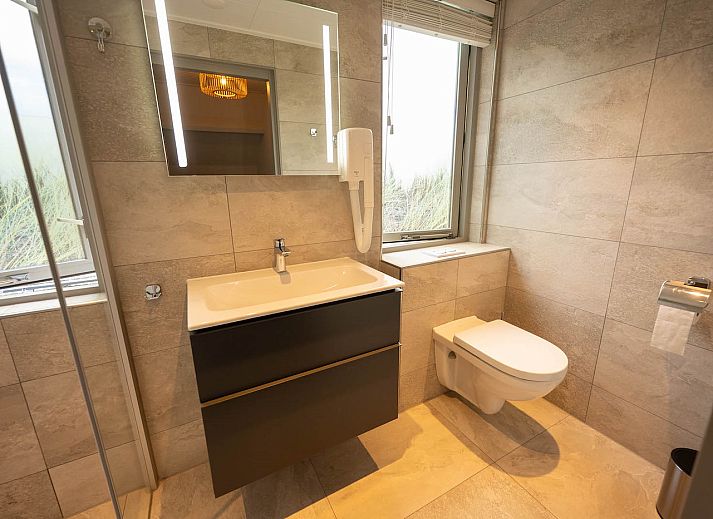 Gezellige woonkamer in 't Stulpje vakantiehuis De Koog Texel met eetruimte.