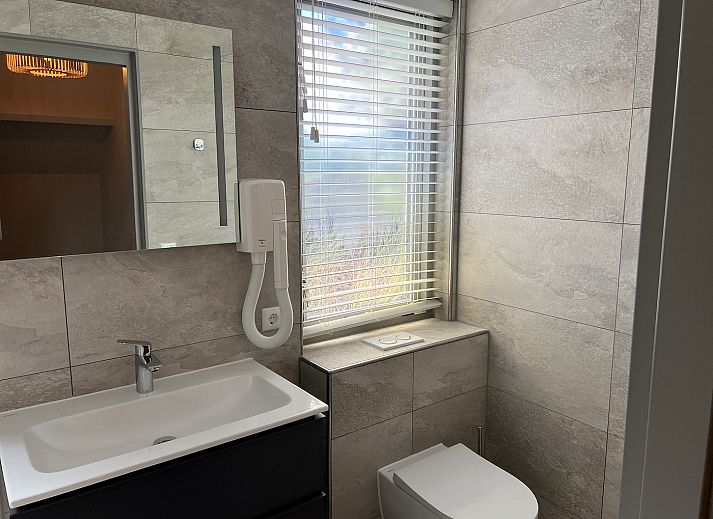 Gezellige woonkamer in 't Stulpje vakantiehuis De Koog Texel met eetruimte.