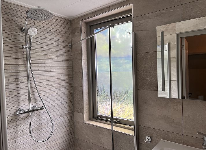 Gezellige woonkamer in 't Stulpje vakantiehuis De Koog Texel met eetruimte.