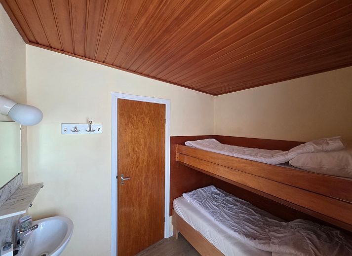 Gemuetliches Wohnzimmer im Bungalowpark De Nagtegaal - Bungalow 47, Texel, mit bequemen Sitzgelegenheiten.