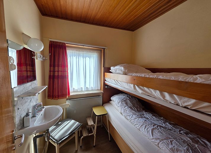 Gemuetliches Wohnzimmer im Bungalowpark De Nagtegaal - Bungalow 47, Texel, mit bequemen Sitzgelegenheiten.