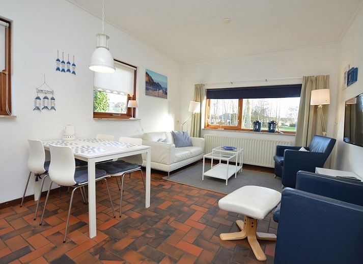 Orchismient 18 kleines Ferienhaus in De Koog Texel mit schoener Fassade und einladender Terrasse.