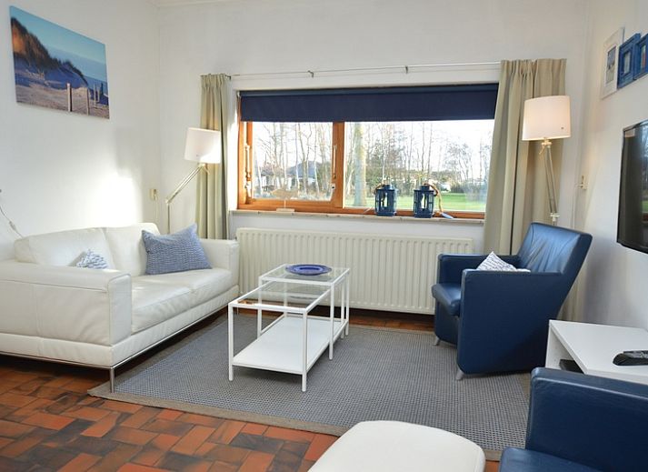 Orchismient 18 kleines Ferienhaus in De Koog Texel mit schoener Fassade und einladender Terrasse.