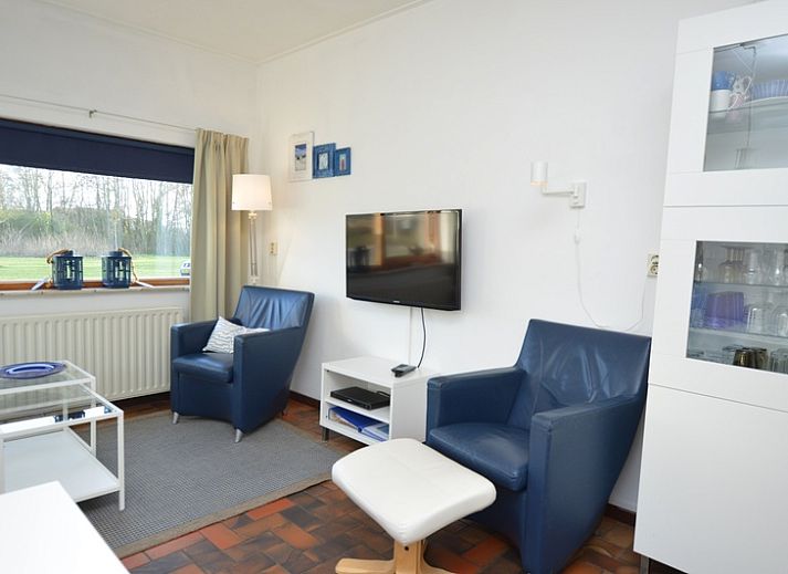 Orchismient 18 kleines Ferienhaus in De Koog Texel mit schoener Fassade und einladender Terrasse.