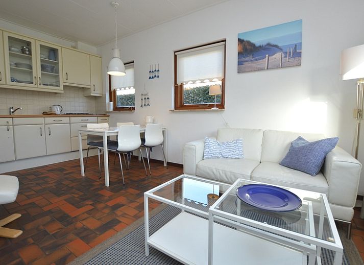 Orchismient 18 kleines Ferienhaus in De Koog Texel mit schoener Fassade und einladender Terrasse.