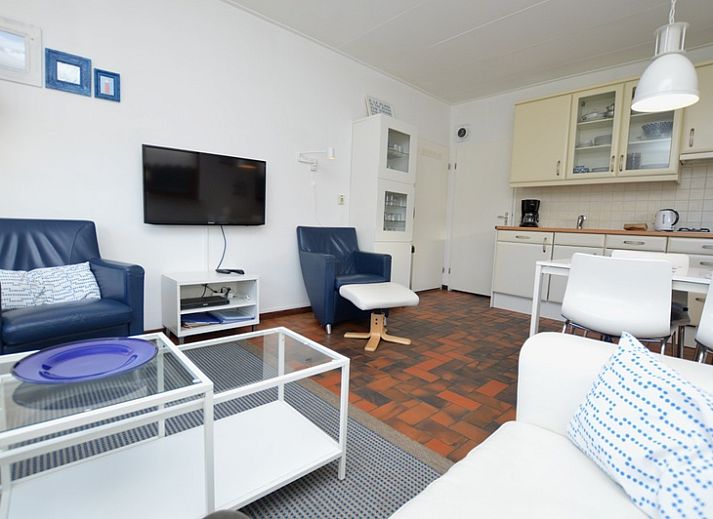 Gemuetliches Wohnzimmer von Orchismient 18 klein in De Koog Texel mit bequemen Sitzgelegenheiten.