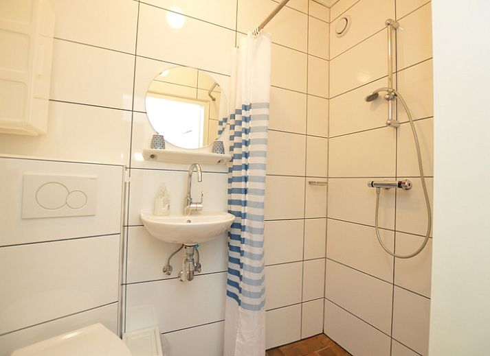 Gemuetliches Wohnzimmer von Orchismient 18 klein in De Koog Texel mit bequemen Sitzgelegenheiten.