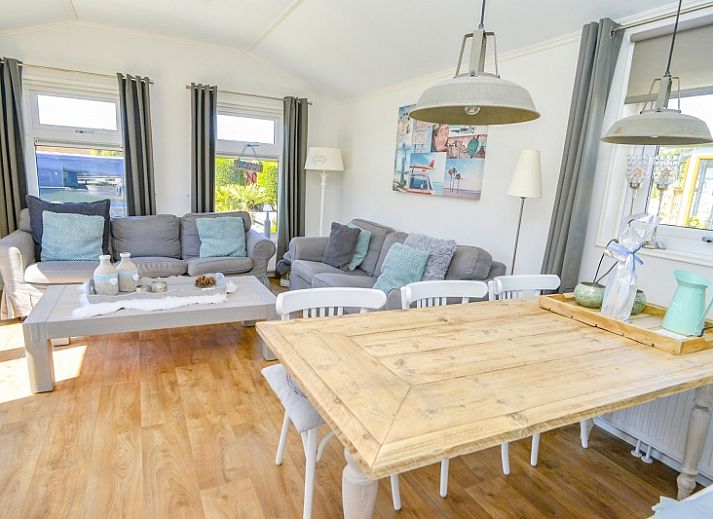 Chaletpark Bregkoog - Chalet Bregkoog 215 Zandhuisjes in De Koog, Texel, offers a modern vacation home with spacious outdoor space.