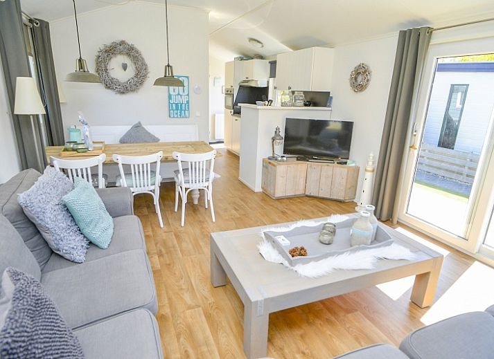 Chaletpark Bregkoog - Chalet Bregkoog 215 Zandhuisjes in De Koog, Texel, offers a modern vacation home with spacious outdoor space.