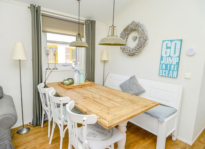 Chaletpark Bregkoog - Chalet Bregkoog 215 Zandhuisjes in De Koog, Texel, offers a modern vacation home with spacious outdoor space.