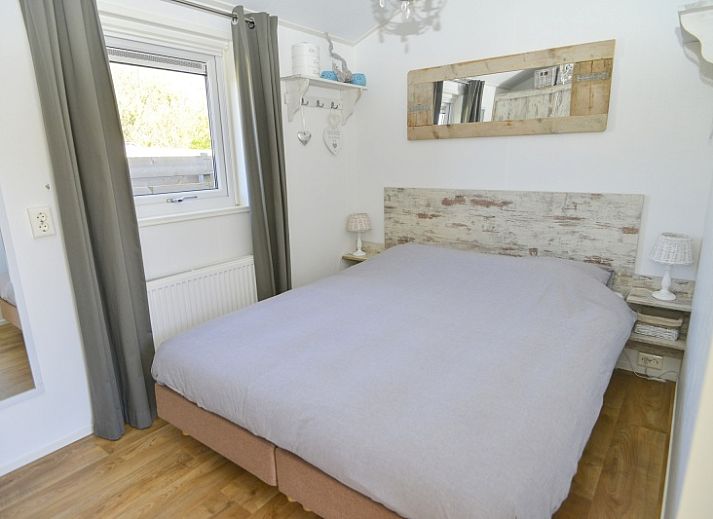 Cozy living room in Chaletpark Bregkoog - Chalet Bregkoog 215 Zandhuisjes, De Koog, Texel, with comfortable sofas and lots of light.