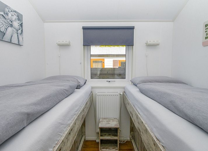 Cozy living room in Chaletpark Bregkoog - Chalet Bregkoog 215 Zandhuisjes, De Koog, Texel, with comfortable sofas and lots of light.