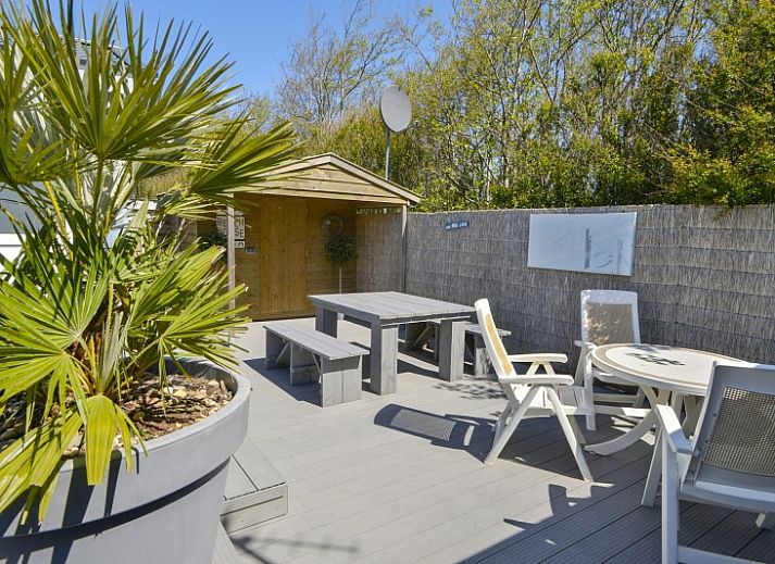 Dining room and kitchen in Chaletpark Bregkoog - Chalet Bregkoog 215 Zandhuisjes, De Koog, Texel, with stylish decor and modern amenities.