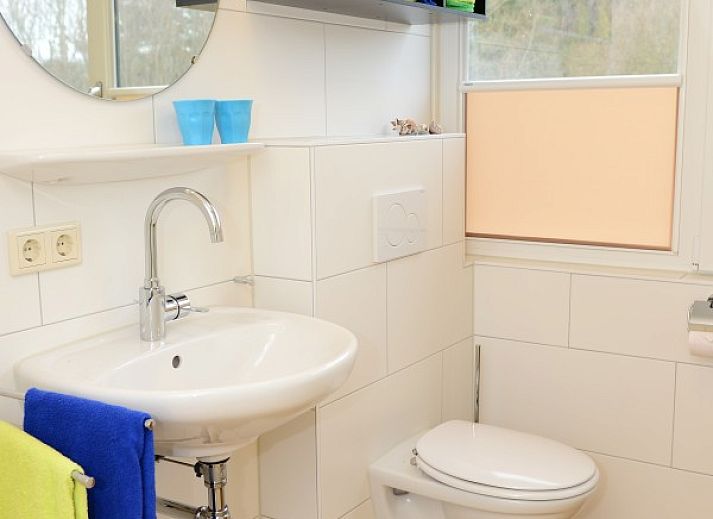 Duinrand Holiday Villas Type 1 in De Koog Texel with driveway and dune landscape.