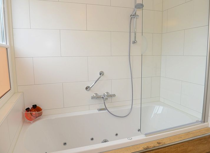 Duinrand Holiday Villas Type 1 in De Koog Texel with driveway and dune landscape.