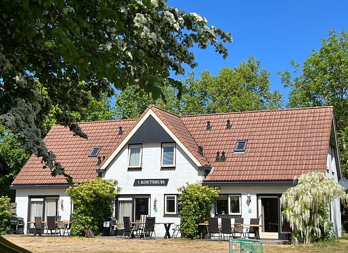 Springtij Estate - Koetshuis 1 in De Koog, Texel with charming exterior and green surroundings.