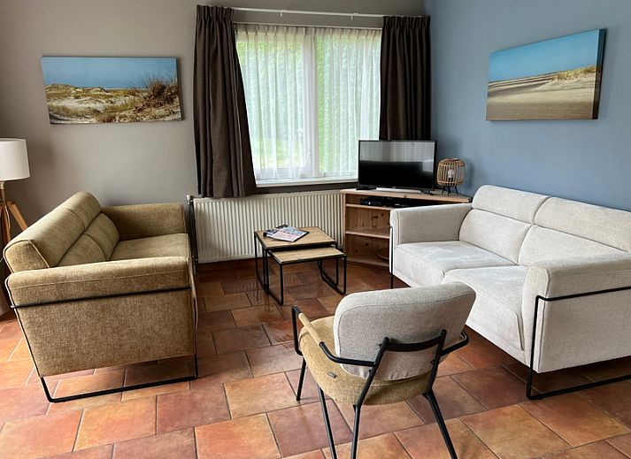 Springtij Estate - Koetshuis 1 in De Koog, Texel with charming exterior and green surroundings.