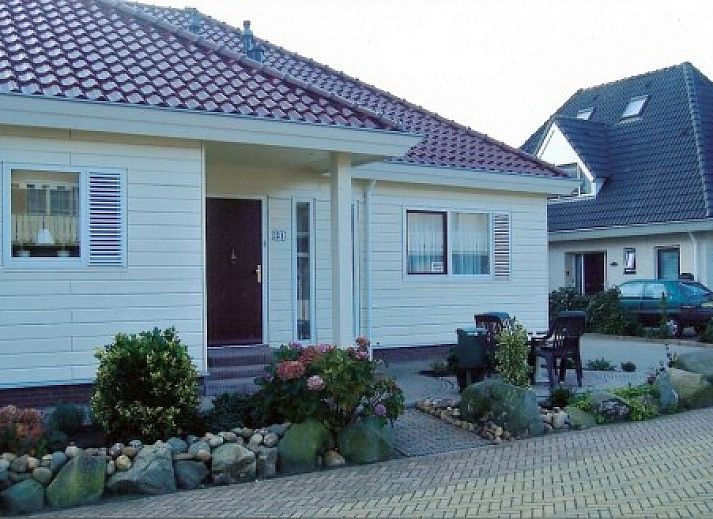 Gemtliche Pension Pol in De Koog, Texel, mit einladender Terrasse und Garten, ideal fr einen entspannten Aufenthalt auf den Watteninseln.