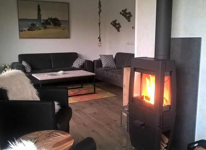 Terras van Park Verste Coogh bungalow in De Koog, Texel met uitzicht op groene tuin.