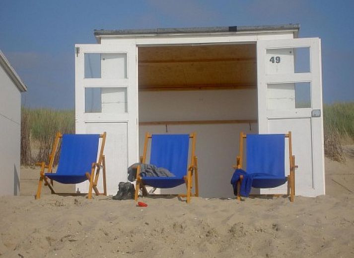 Terras van Park Verste Coogh bungalow in De Koog, Texel met uitzicht op groene tuin.