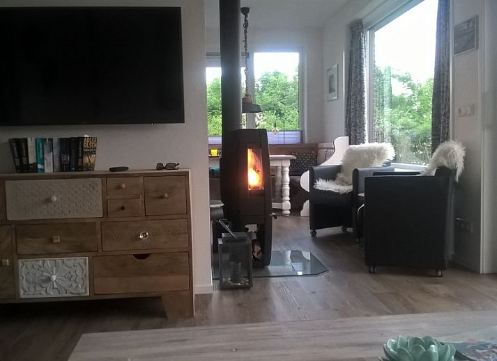 Terras van Park Verste Coogh bungalow in De Koog, Texel met uitzicht op groene tuin.