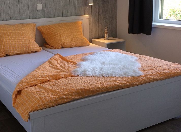 Terras van Park Verste Coogh bungalow in De Koog, Texel met uitzicht op groene tuin.