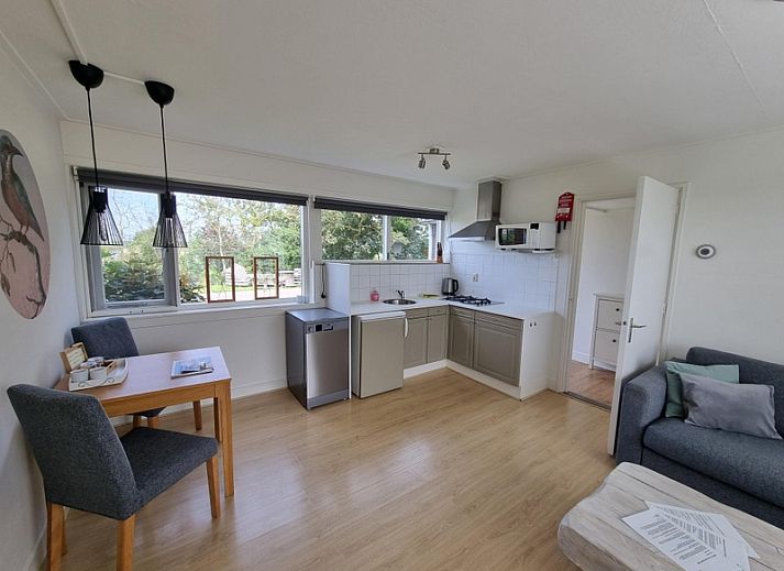 Stiekel Ferienhaus in De Waal, Texel mit gemuetlicher Veranda und Blumengarten.
