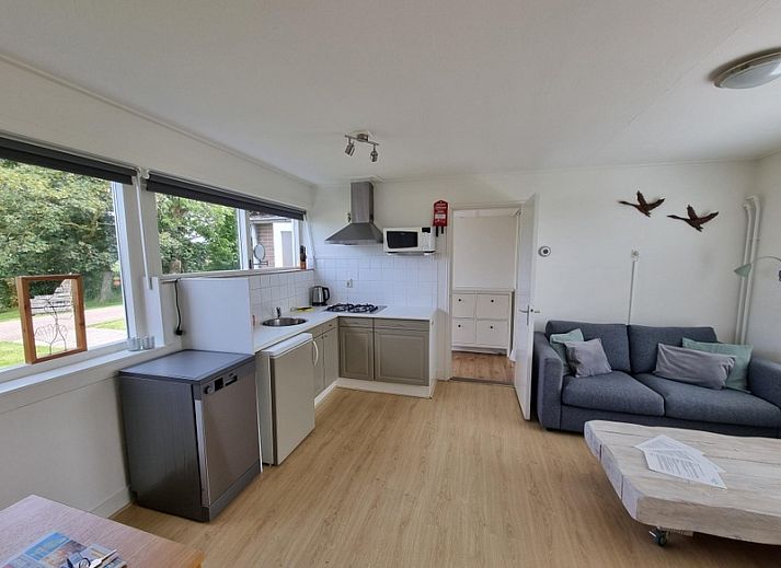 Stiekel Ferienhaus in De Waal, Texel mit gemuetlicher Veranda und Blumengarten.