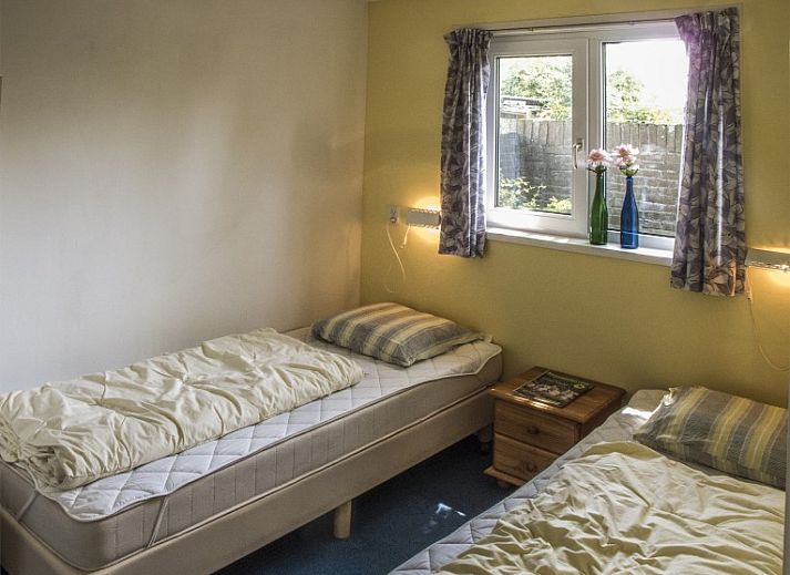 Gezellige keuken in De Kemphaan: Bungalow, De Waal, Texel met uitzicht op de tuin.