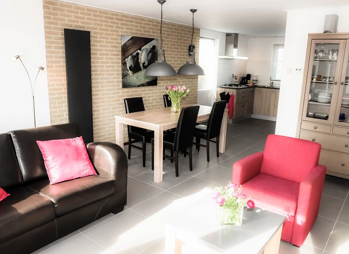 Zijaanzicht van Vakantiehuis 5885 - Eelman de Porto, De Waal, Texel omgeven door groen.