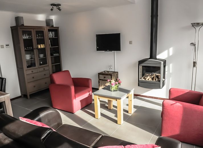 Zijaanzicht van Vakantiehuis 5885 - Eelman de Porto, De Waal, Texel omgeven door groen.