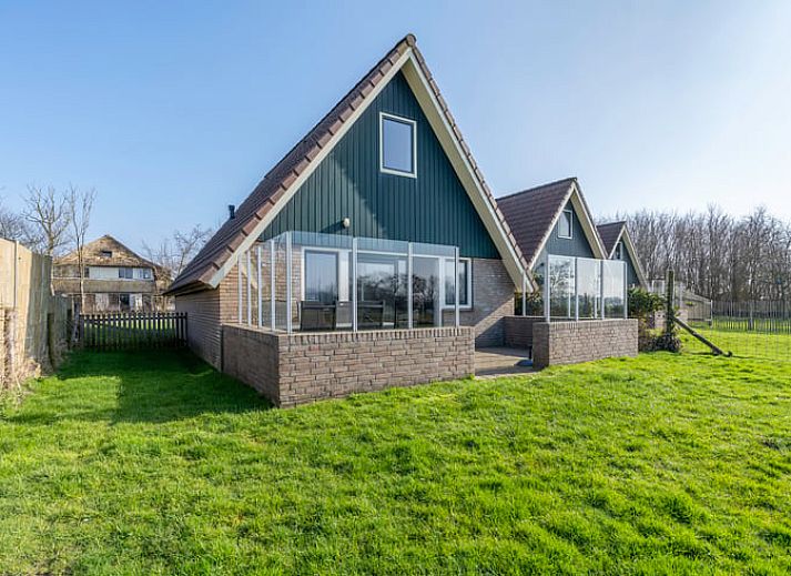 Ferienhaus in De Waal auf Texel mit grossem Garten und gruener Umgebung, ideal fuer einen entspannten Aufenthalt auf den Watteninseln.