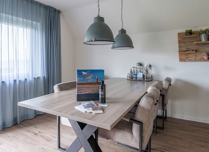 Gemuetliches Wohnzimmer im Ferienhaus in De Waal, Texel mit bequemem Sofa und moderner Einrichtung fuer einen entspannten Urlaub.