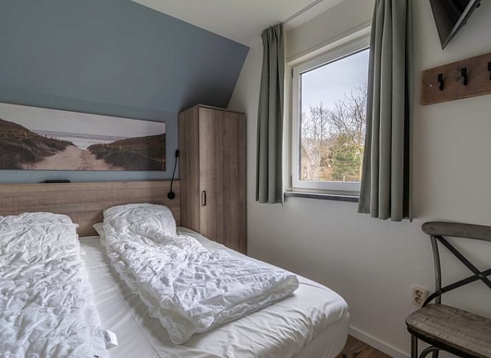 Gemuetliches Wohnzimmer im Ferienhaus in De Waal, Texel mit bequemem Sofa und moderner Einrichtung fuer einen entspannten Urlaub.