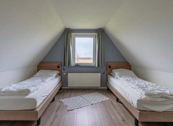 Gemuetliches Wohnzimmer im Ferienhaus in De Waal, Texel mit bequemem Sofa und moderner Einrichtung fuer einen entspannten Urlaub.