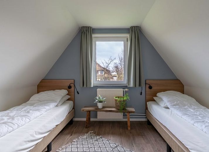 Gemuetliches Wohnzimmer im Ferienhaus in De Waal, Texel mit bequemem Sofa und moderner Einrichtung fuer einen entspannten Urlaub.