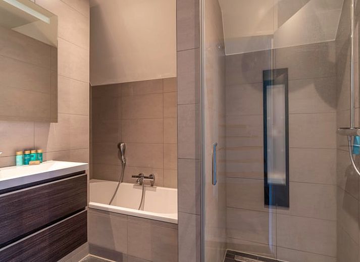 Helle Sitzecke im Ferienhaus in De Waal, Texel mit Blick auf die Natur, ideal fuer einen ruhigen Urlaub auf den Watteninseln.