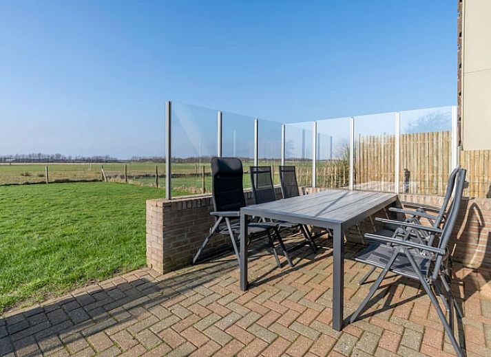 Helle Sitzecke im Ferienhaus in De Waal, Texel mit Blick auf die Natur, ideal fuer einen ruhigen Urlaub auf den Watteninseln.
