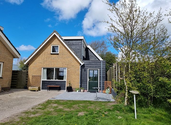 Hofstede Bargen vakantiehuis in De Waal Texel met charmante gevel en zonnige voortuin.