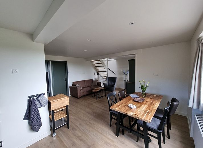 Hofstede Bargen vakantiehuis in De Waal Texel met charmante gevel en zonnige voortuin.