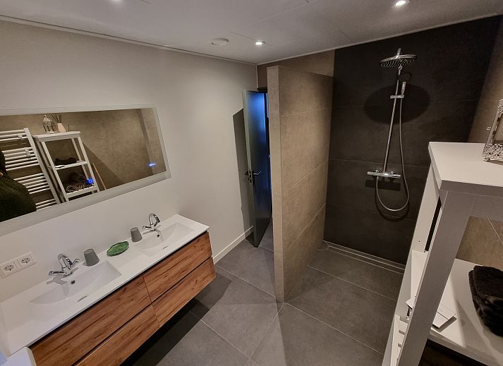 Gezellige tuin en terras van Hofstede Bargen vakantiewoning in De Waal Texel.