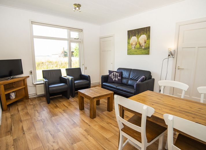 Cottage Schiller - 4883, vacation home in De Waal on Texel overlooking green fields and blue sky.