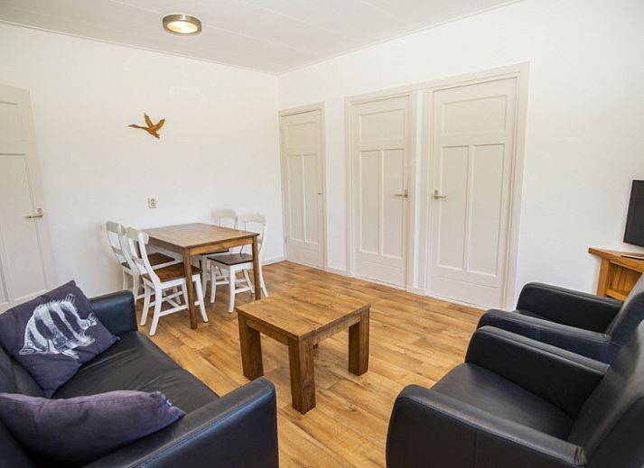 Cottage Schiller - 4883, vacation home in De Waal on Texel overlooking green fields and blue sky.