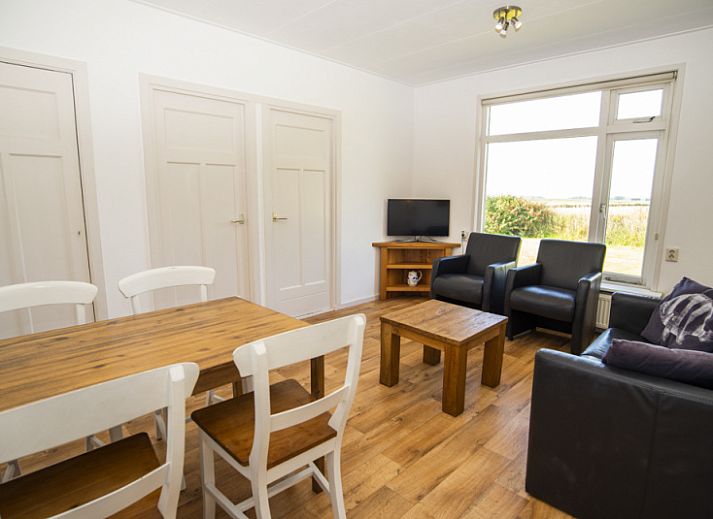 Cottage Schiller - 4883, vacation home in De Waal on Texel overlooking green fields and blue sky.