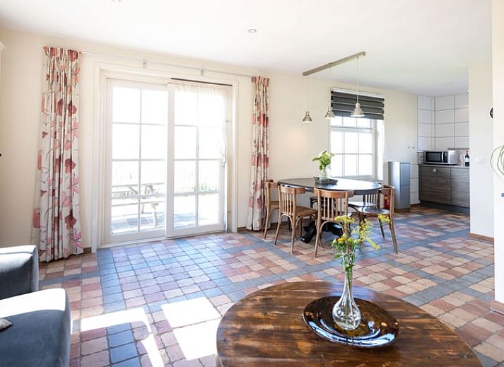 Charmant vakantiehuis Huisje in De Waal op Texel met traditionele architectuur en landelijke omgeving.