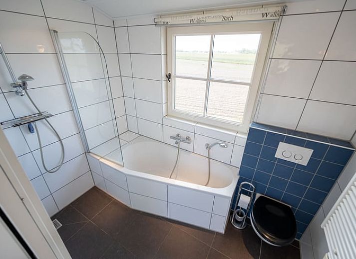 Charmant vakantiehuis Huisje in De Waal op Texel met traditionele architectuur en landelijke omgeving.