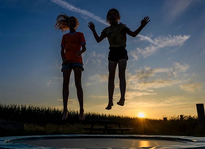 Moderne badkamer met ligbad in vakantiehuis Huisje in De Waal, Texel, Waddeneilanden.